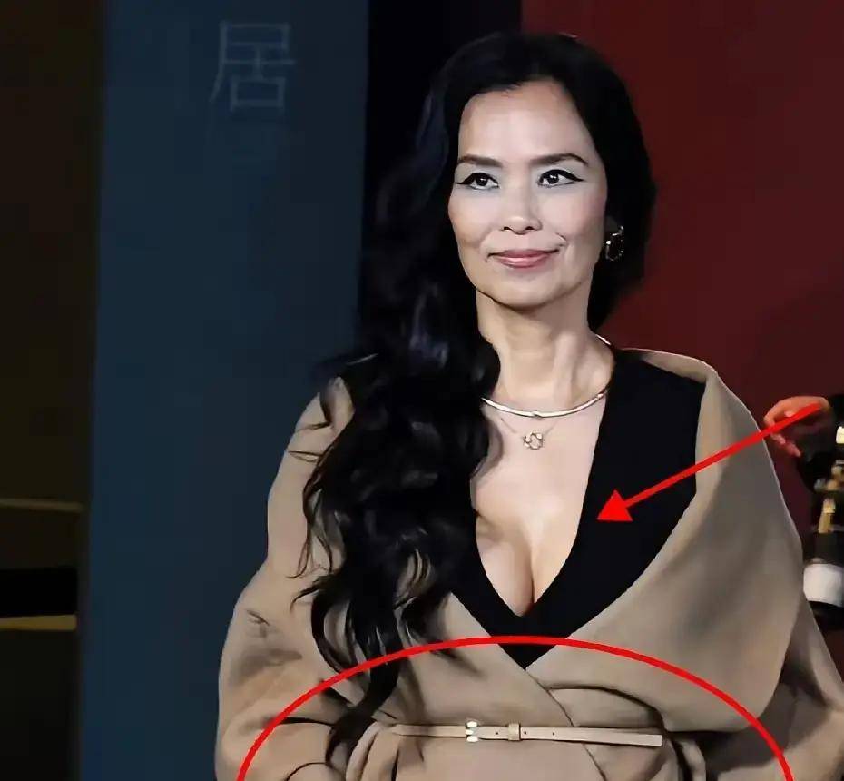 出席活動紅毯！62歲歌后「大秀火辣身材」挨轟不得體　私下照曝光「評價瞬間大翻轉」：活得太通透了