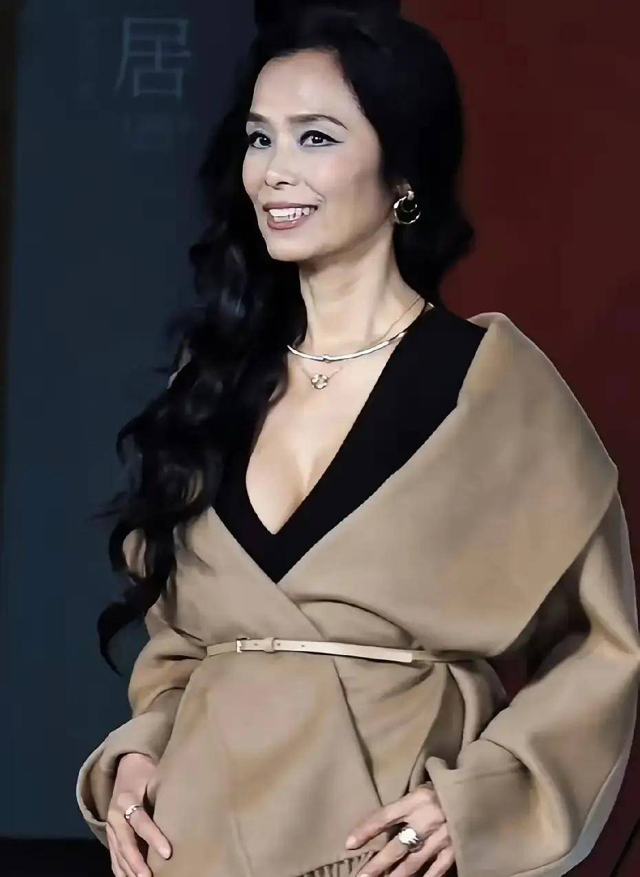 出席活動紅毯！62歲歌后「大秀火辣身材」挨轟不得體　私下照曝光「評價瞬間大翻轉」：活得太通透了