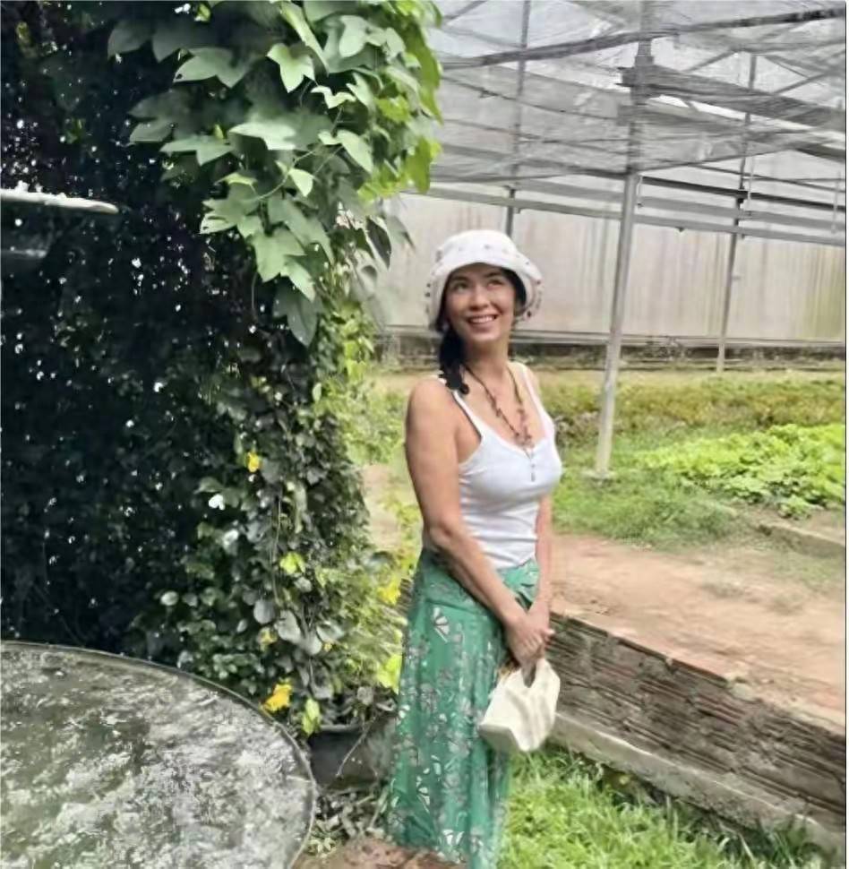 出席活動紅毯！62歲歌后「大秀火辣身材」挨轟不得體　私下照曝光「評價瞬間大翻轉」：活得太通透了