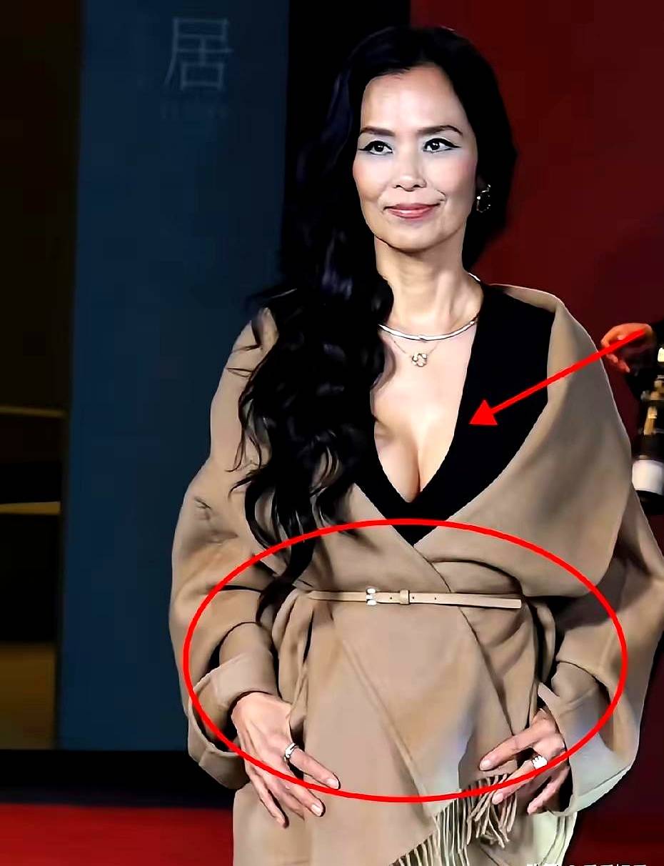 出席活動紅毯！62歲歌后「大秀火辣身材」挨轟不得體　私下照曝光「評價瞬間大翻轉」：活得太通透了