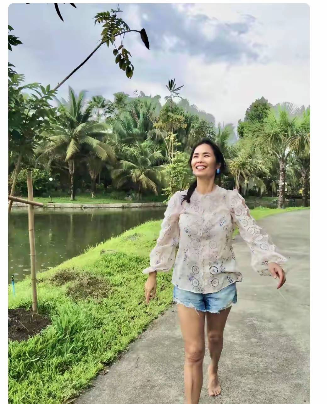 出席活動紅毯！62歲歌后「大秀火辣身材」挨轟不得體　私下照曝光「評價瞬間大翻轉」：活得太通透了