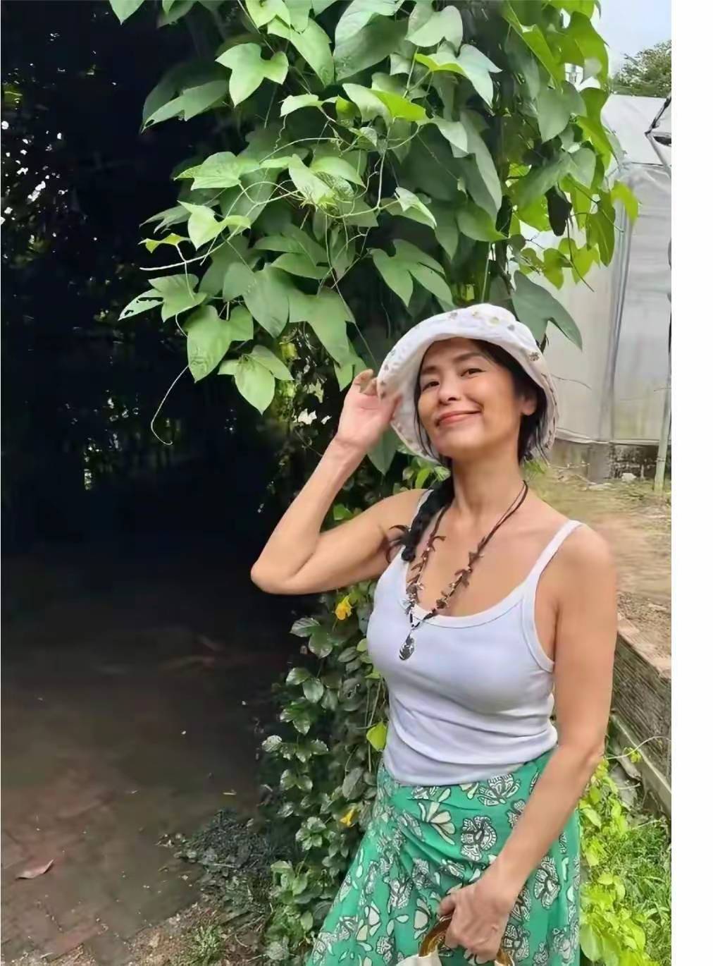 出席活動紅毯！62歲歌后「大秀火辣身材」挨轟不得體　私下照曝光「評價瞬間大翻轉」：活得太通透了