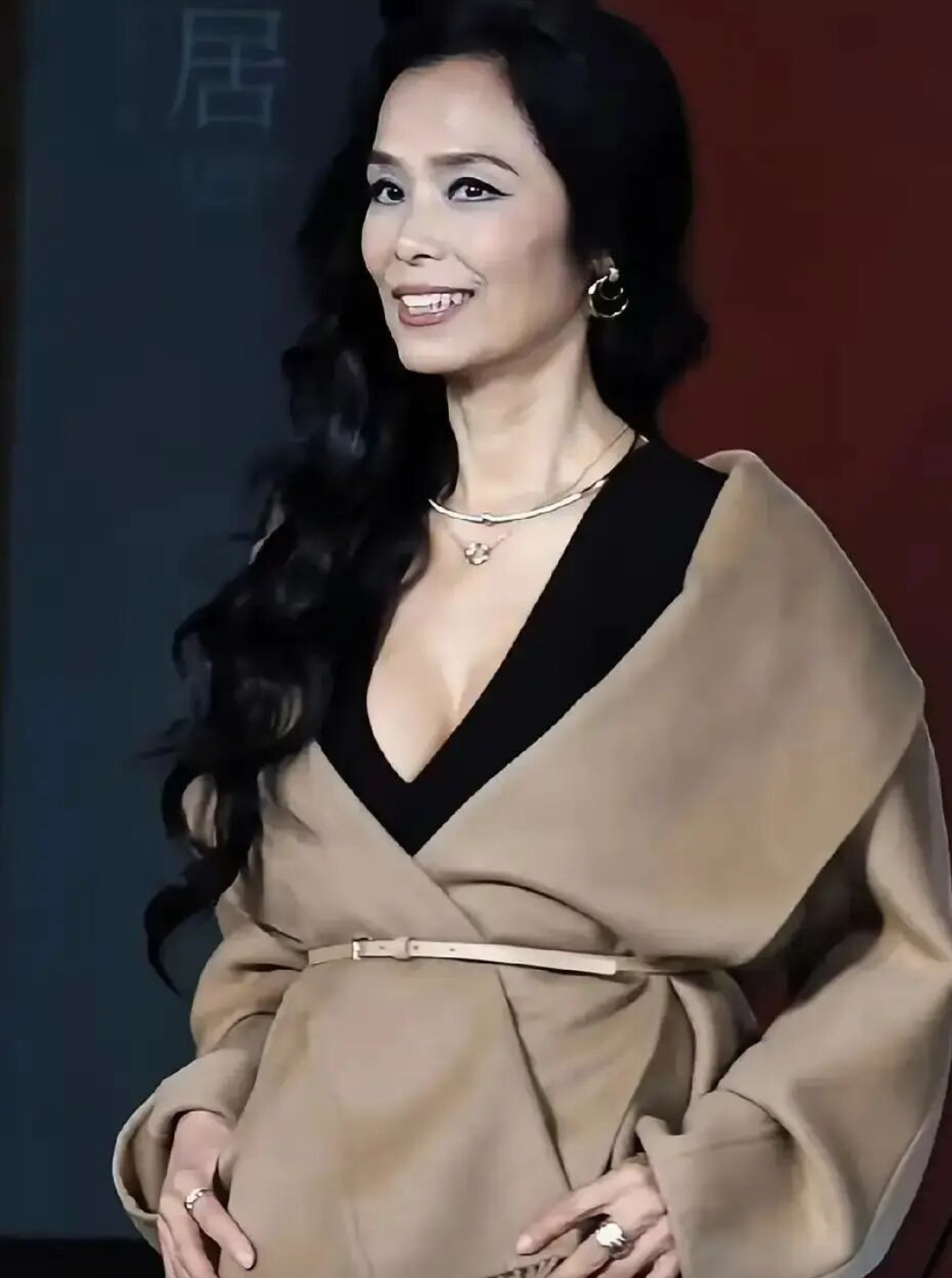 出席活動紅毯！62歲歌后「大秀火辣身材」挨轟不得體　私下照曝光「評價瞬間大翻轉」：活得太通透了