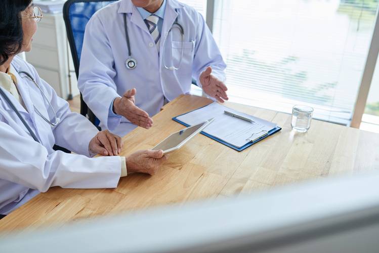 28歲女「脖子痛一週」以為扭到！　一檢查「竟是胃癌末期」醫嘆：80％早期無明顯症狀