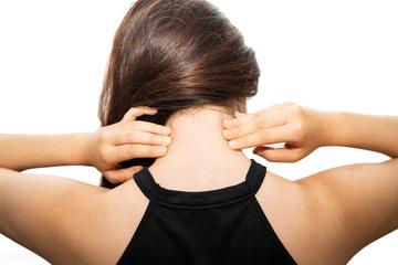 28歲女「脖子痛一週」以為扭到！　一檢查「竟是胃癌末期」醫嘆：80％早期無明顯症狀