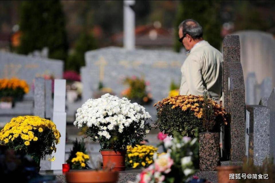 小心惹怒祖先！清明掃墓「3陰供品別拜」　專家揭「3陽祭祖最佳」庇佑全家：離開時忌說2字