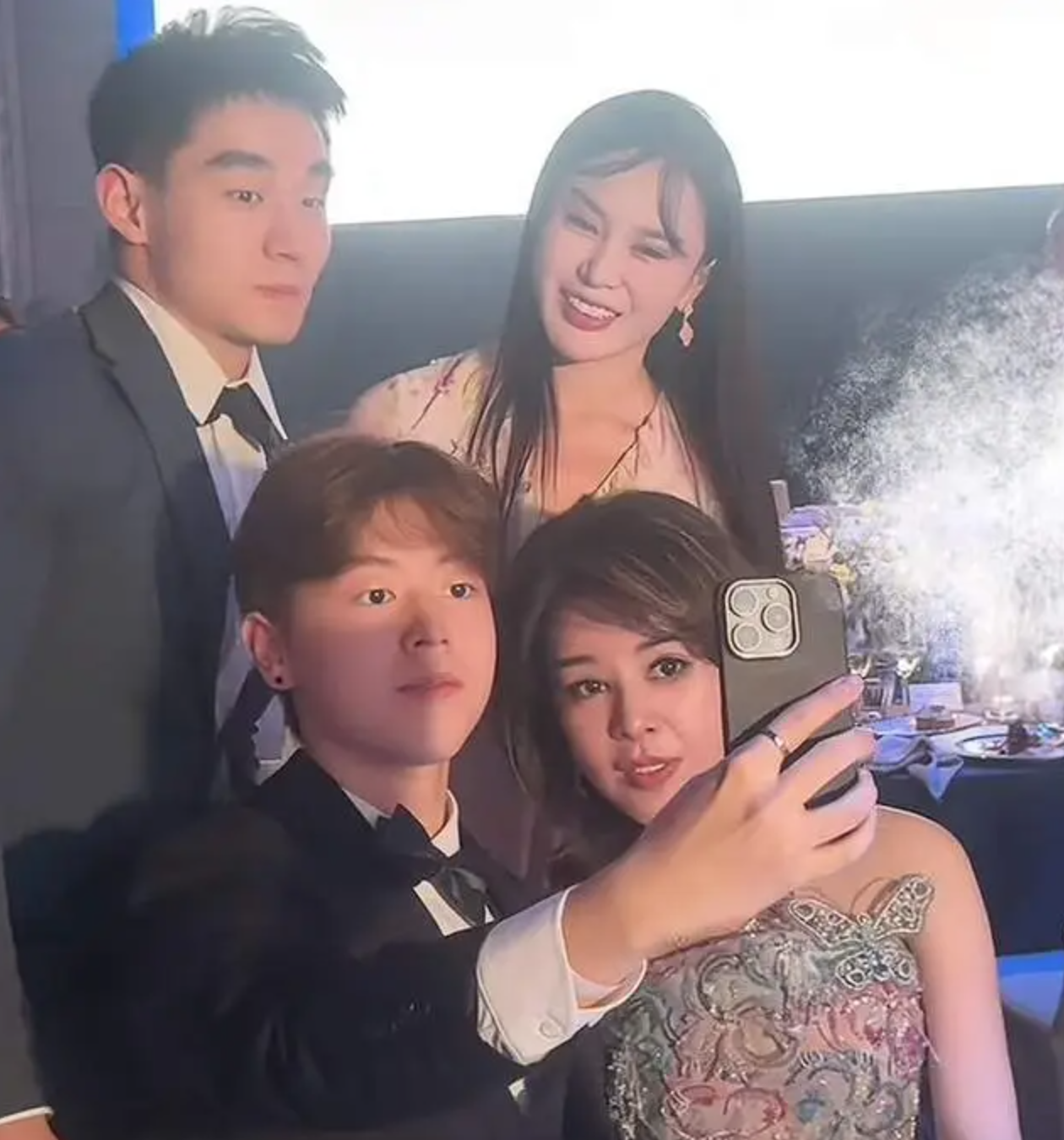 娶小30歲鮮肉！56歲醫美女王「再砸千萬換血回春」　被挖毀容黑歷史「公司不留情出手」下場慘了...