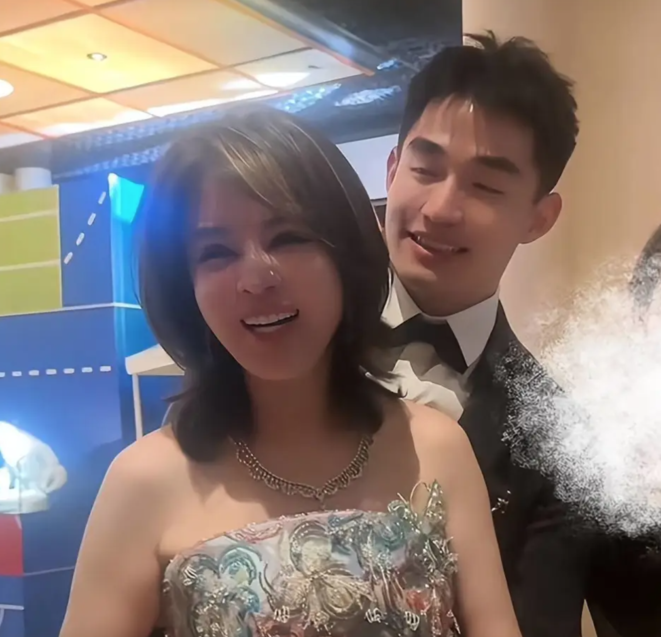 娶小30歲鮮肉！56歲醫美女王「再砸千萬換血回春」　被挖毀容黑歷史「公司不留情出手」下場慘了...