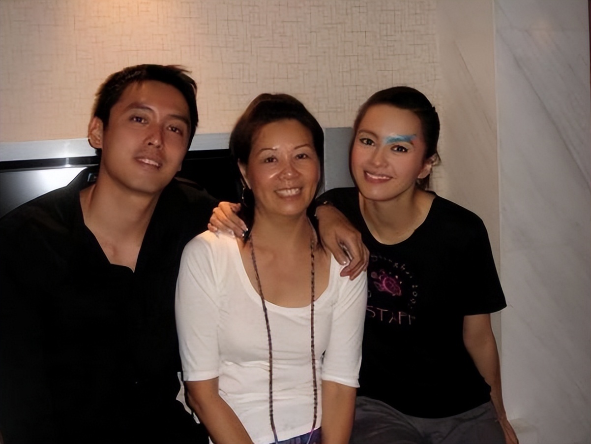 歡度50歲生日！梁詠琪罕見「同框雙胞胎弟弟」　加碼姐弟童年照「網友瞬間眼花」：根本一模一樣...