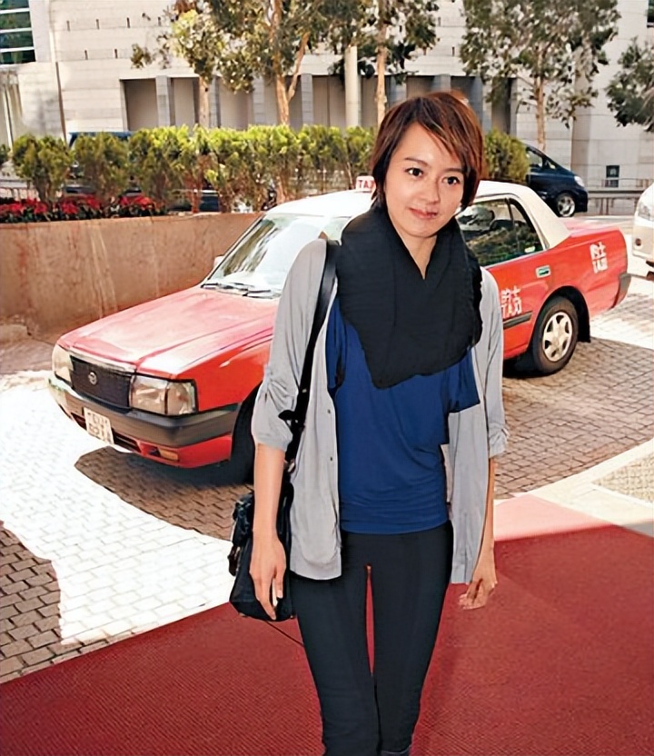 歡度50歲生日！梁詠琪罕見「同框雙胞胎弟弟」　加碼姐弟童年照「網友瞬間眼花」：根本一模一樣...