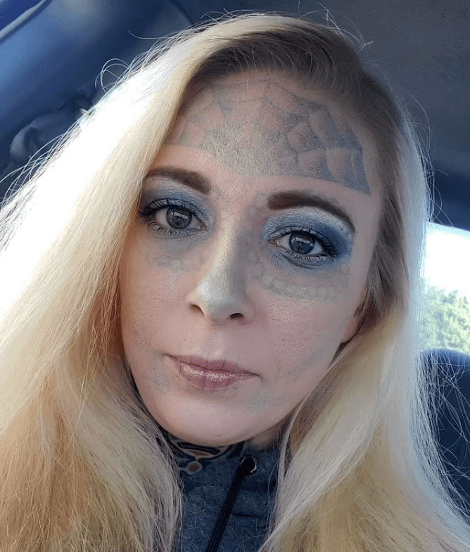 被混混男友洗腦！她滿臉刺青「恐怖入獄照瘋傳」　如今終於醒悟「洗掉紋身後模樣」太美了