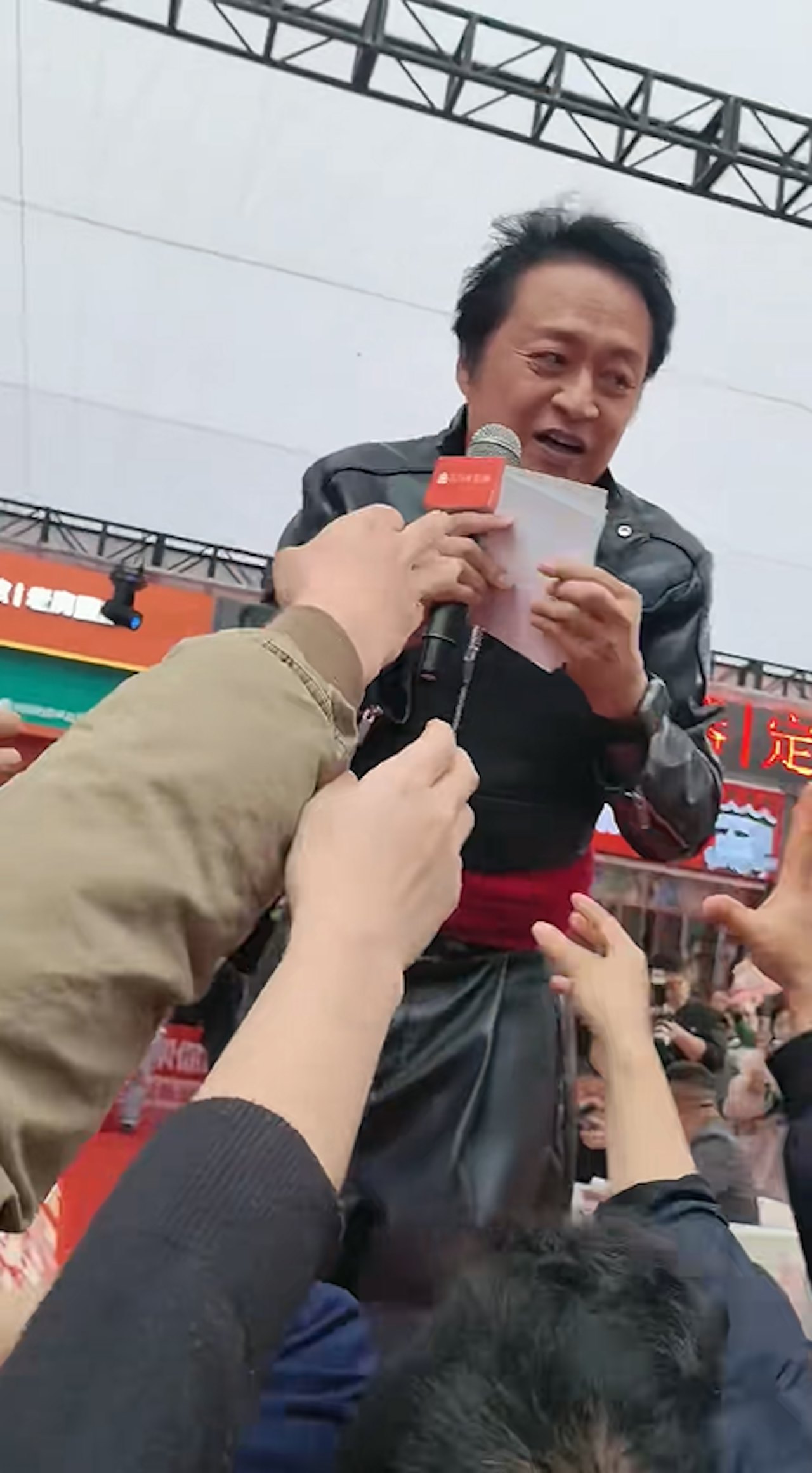 直播中出事！64歲古裝男神「被拍到眼神怪怪」　下秒重摔送醫「拚命原因惹哭網」：太心酸了...