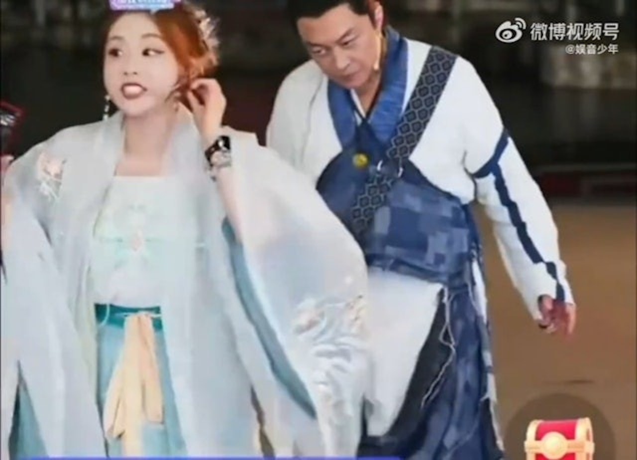 直播中出事！64歲古裝男神「被拍到眼神怪怪」　下秒重摔送醫「拚命原因惹哭網」：太心酸了...