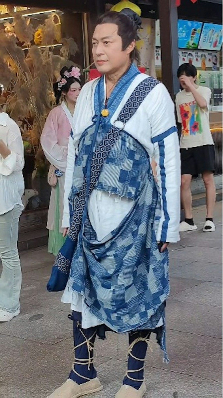 直播中出事！64歲古裝男神「被拍到眼神怪怪」　下秒重摔送醫「拚命原因惹哭網」：太心酸了...