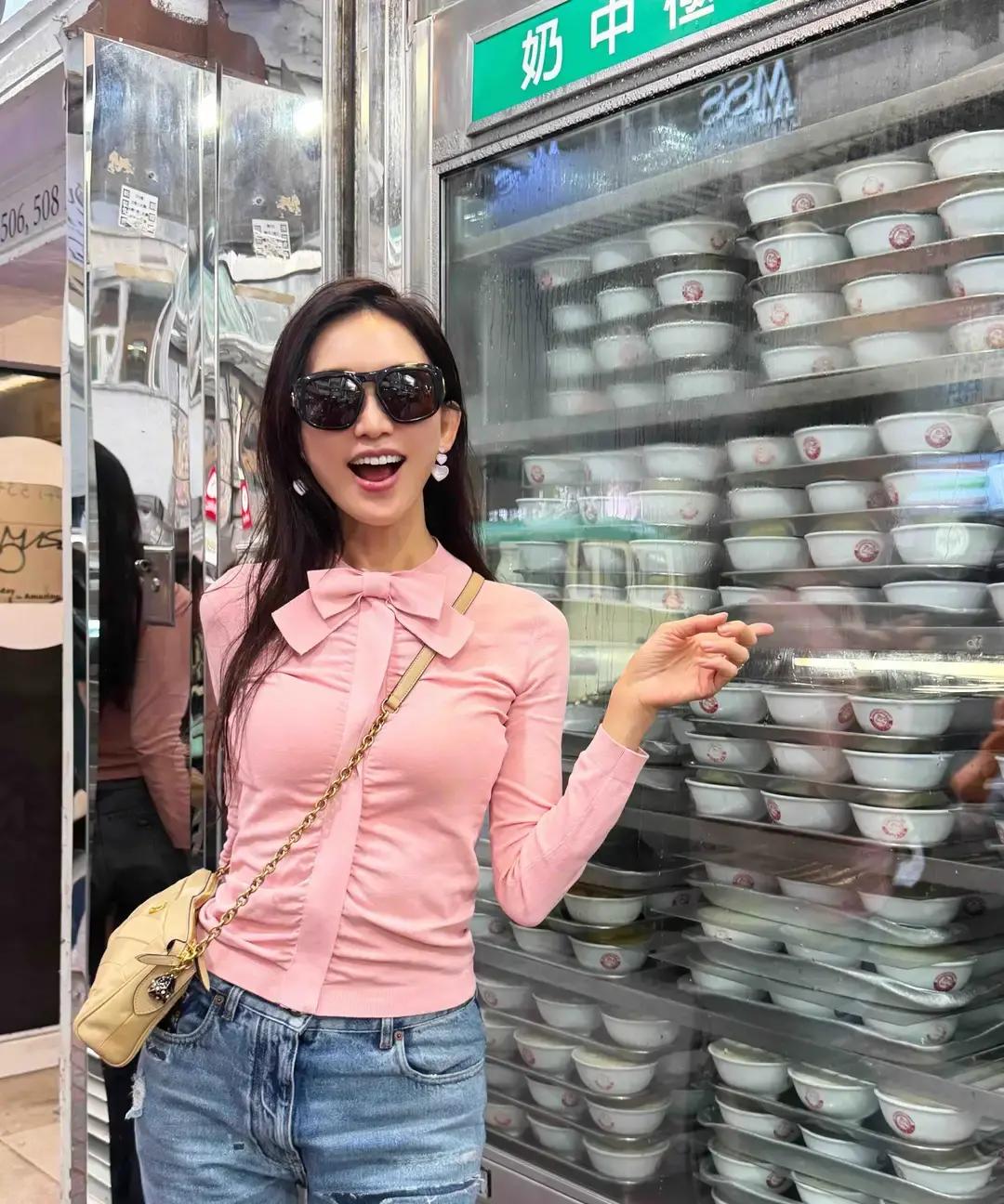 結婚生子反而更美！51歲女神出遊「親民擠地鐵」沒人認出　一舉手「超狂馬甲線」辣翻：可惡想遇到❤️