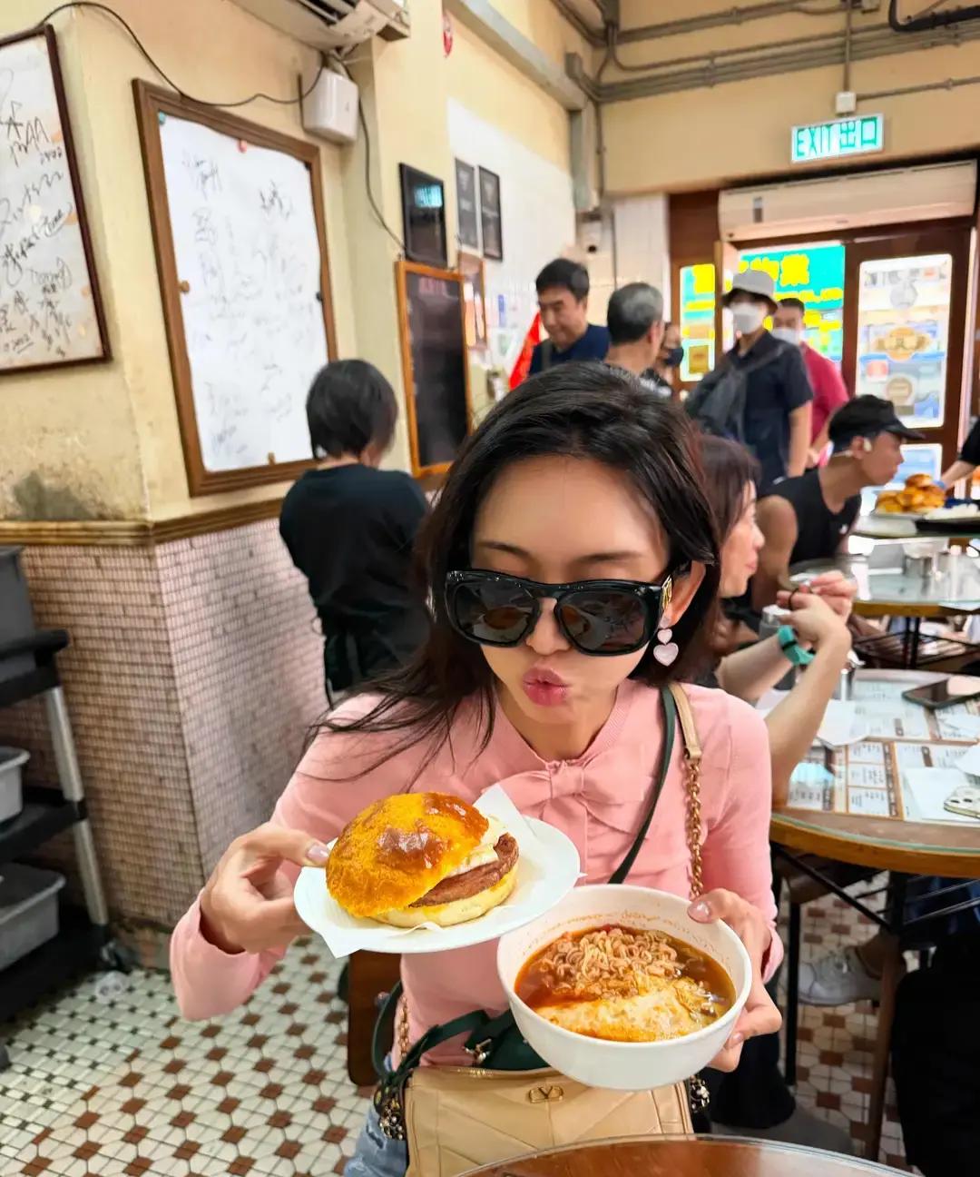 結婚生子反而更美！51歲女神出遊「親民擠地鐵」沒人認出　一舉手「超狂馬甲線」辣翻：可惡想遇到❤️