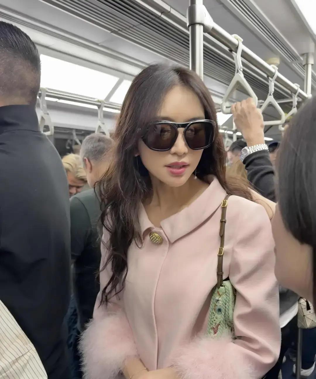 結婚生子反而更美！51歲女神出遊「親民擠地鐵」沒人認出　一舉手「超狂馬甲線」辣翻：可惡想遇到❤️