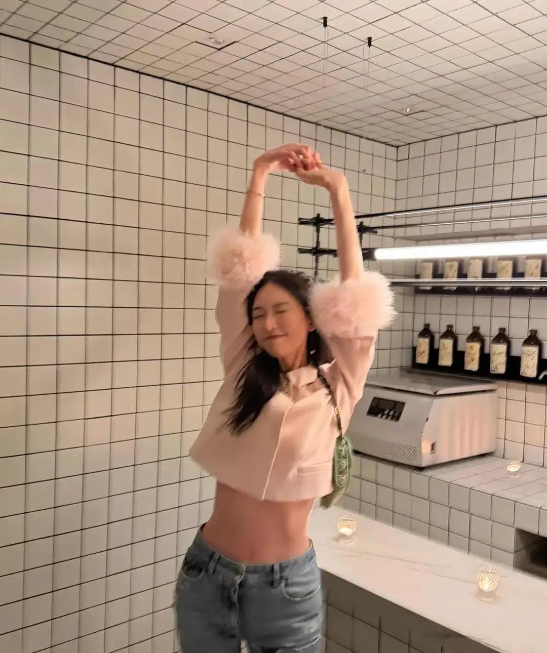 結婚生子反而更美！51歲女神出遊「親民擠地鐵」沒人認出　一舉手「超狂馬甲線」辣翻：可惡想遇到❤️