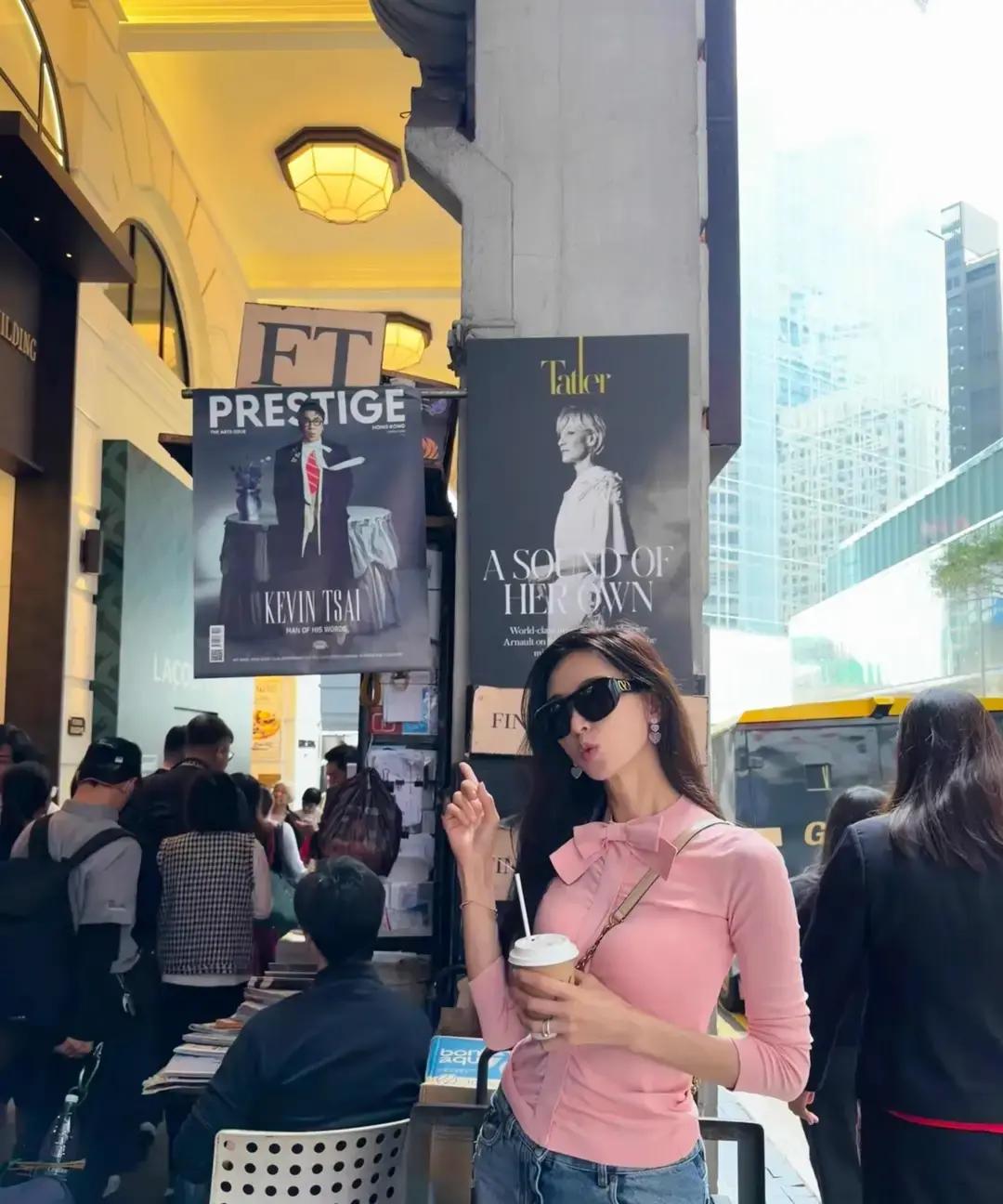 結婚生子反而更美！51歲女神出遊「親民擠地鐵」沒人認出　一舉手「超狂馬甲線」辣翻：可惡想遇到❤️