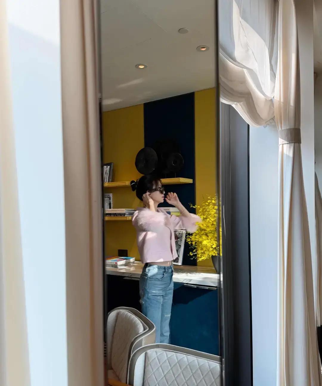 結婚生子反而更美！51歲女神出遊「親民擠地鐵」沒人認出　一舉手「超狂馬甲線」辣翻：可惡想遇到❤️