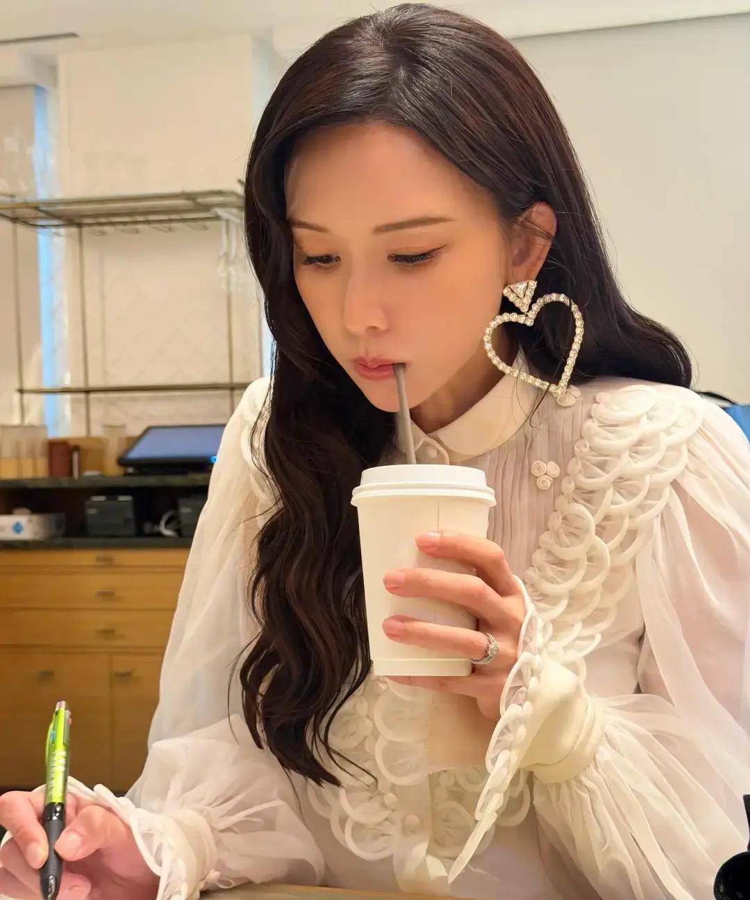 結婚生子反而更美！51歲女神出遊「親民擠地鐵」沒人認出　一舉手「超狂馬甲線」辣翻：可惡想遇到❤️