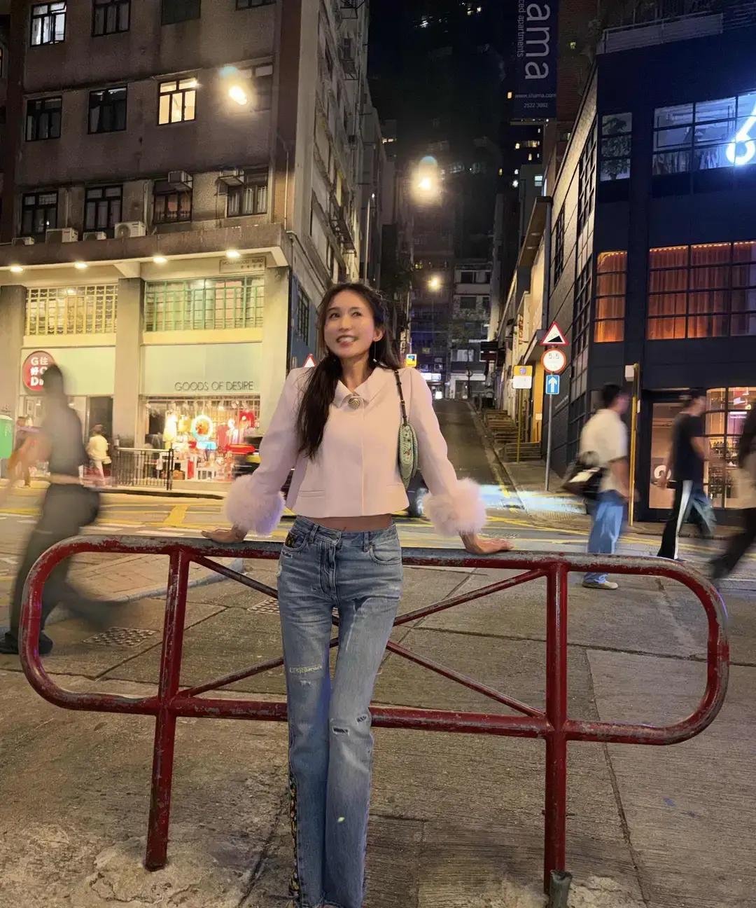 結婚生子反而更美！51歲女神出遊「親民擠地鐵」沒人認出　一舉手「超狂馬甲線」辣翻：可惡想遇到❤️