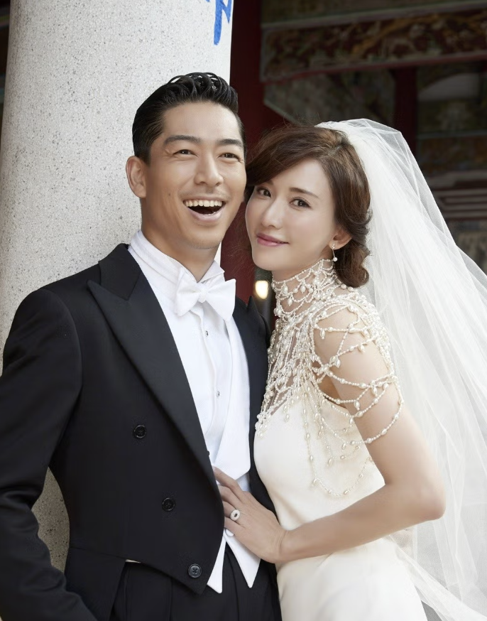 結婚生子反而更美！51歲女神出遊「親民擠地鐵」沒人認出　一舉手「超狂馬甲線」辣翻：可惡想遇到❤️