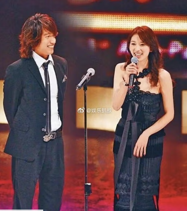 結婚生子反而更美！51歲女神出遊「親民擠地鐵」沒人認出　一舉手「超狂馬甲線」辣翻：可惡想遇到❤️