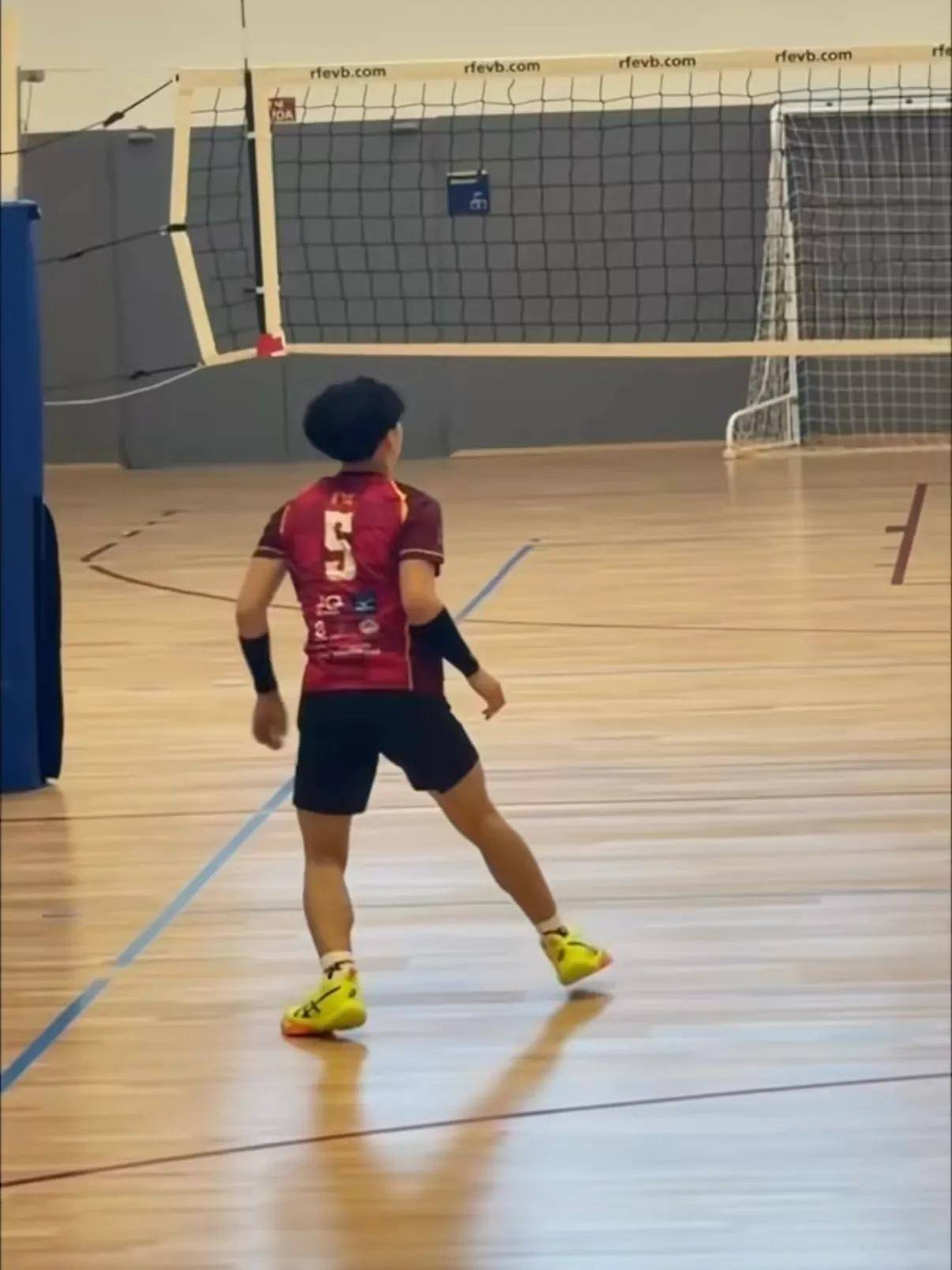 二兒子15歲了！張柏芝罕曬「母子親暱合照」　「打球正臉曝光」全場驚豔：跟媽媽長超像