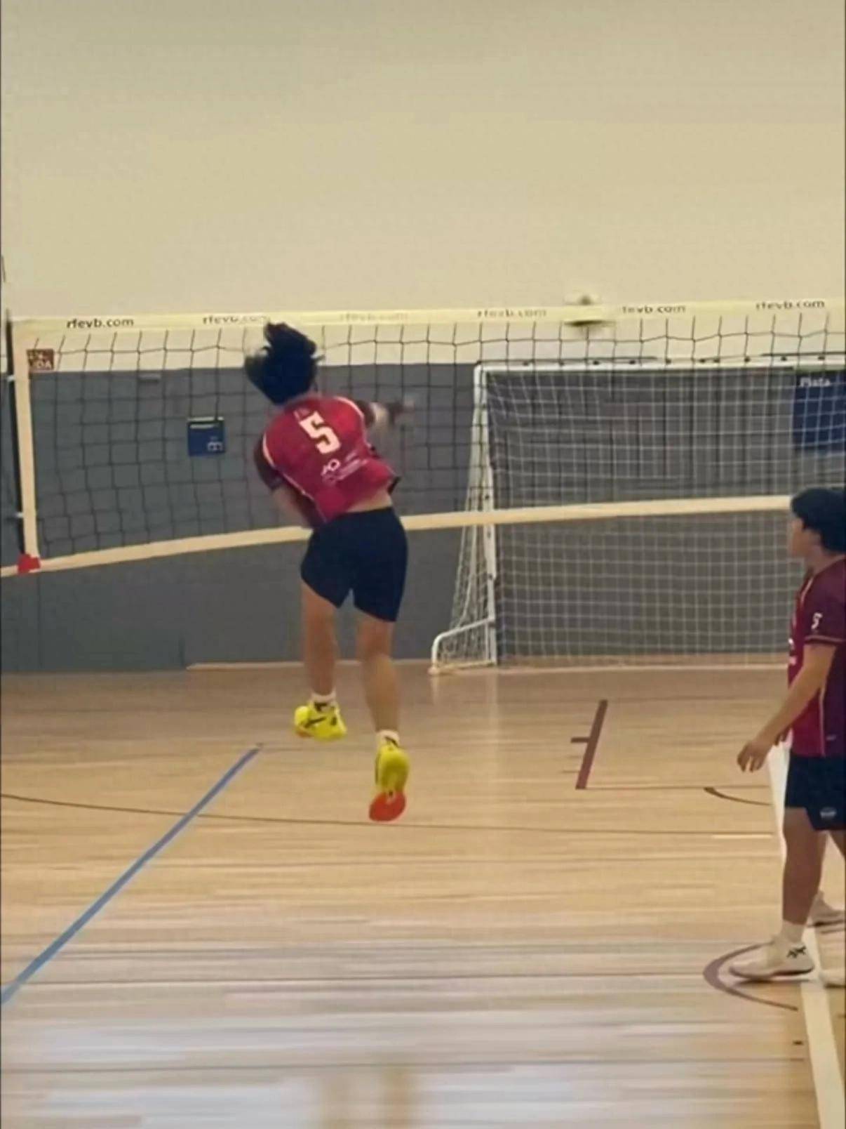 二兒子15歲了！張柏芝罕曬「母子親暱合照」　「打球正臉曝光」全場驚豔：跟媽媽長超像