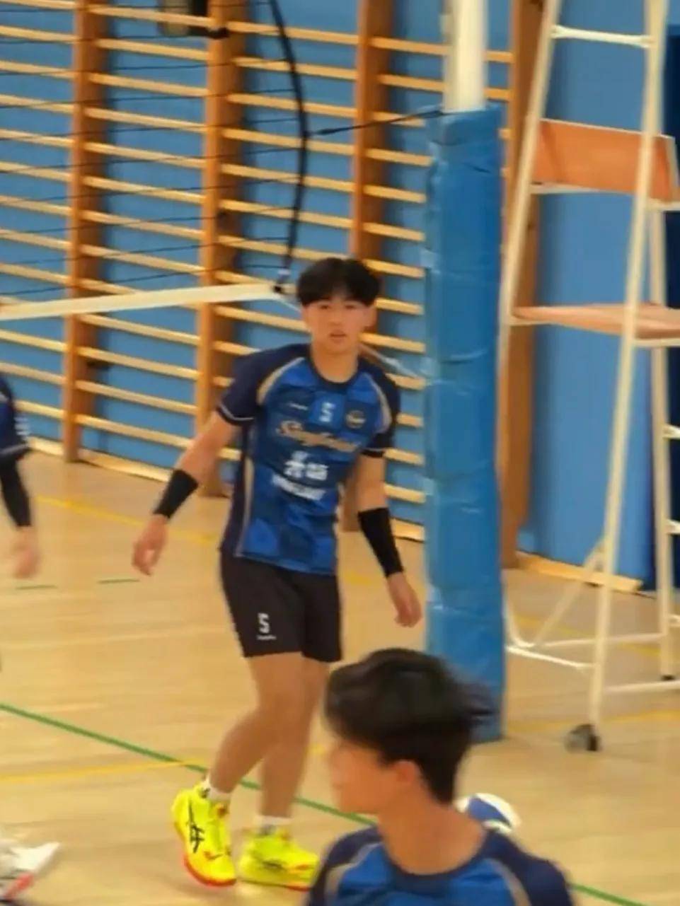 二兒子15歲了！張柏芝罕曬「母子親暱合照」　「打球正臉曝光」全場驚豔：跟媽媽長超像