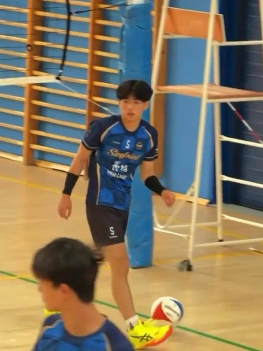 二兒子15歲了！張柏芝罕曬「母子親暱合照」　「打球正臉曝光」全場驚豔：跟媽媽長超像