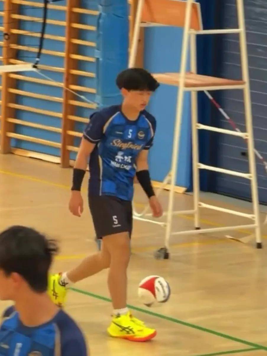 二兒子15歲了！張柏芝罕曬「母子親暱合照」　「打球正臉曝光」全場驚豔：跟媽媽長超像