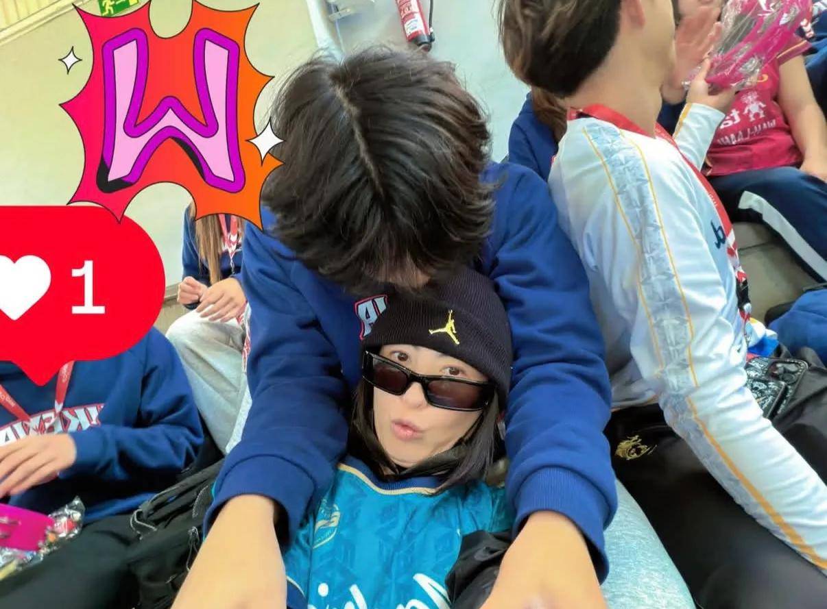 二兒子15歲了！張柏芝罕曬「母子親暱合照」　「打球正臉曝光」全場驚豔：跟媽媽長超像