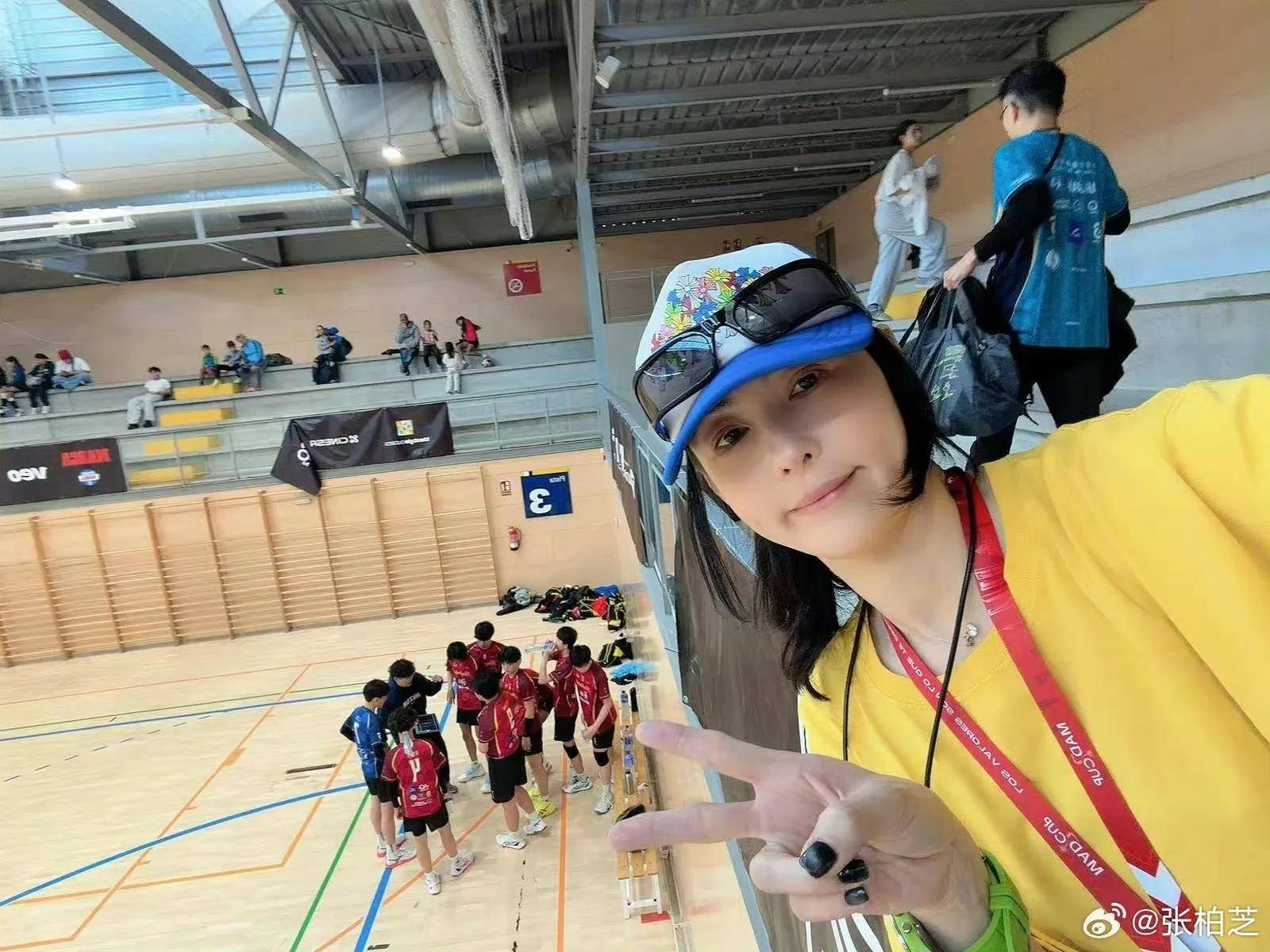 二兒子15歲了！張柏芝罕曬「母子親暱合照」　「打球正臉曝光」全場驚豔：跟媽媽長超像