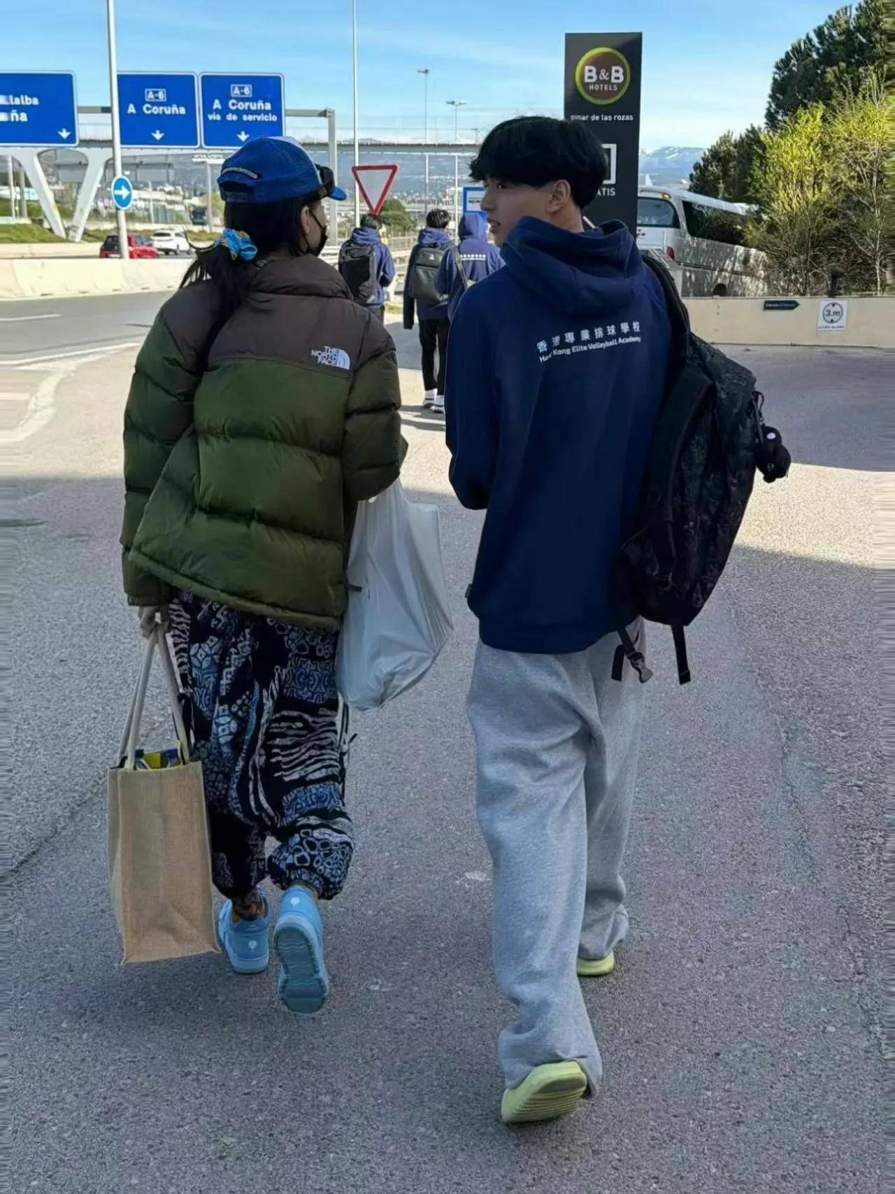 二兒子15歲了！張柏芝罕曬「母子親暱合照」　「打球正臉曝光」全場驚豔：跟媽媽長超像