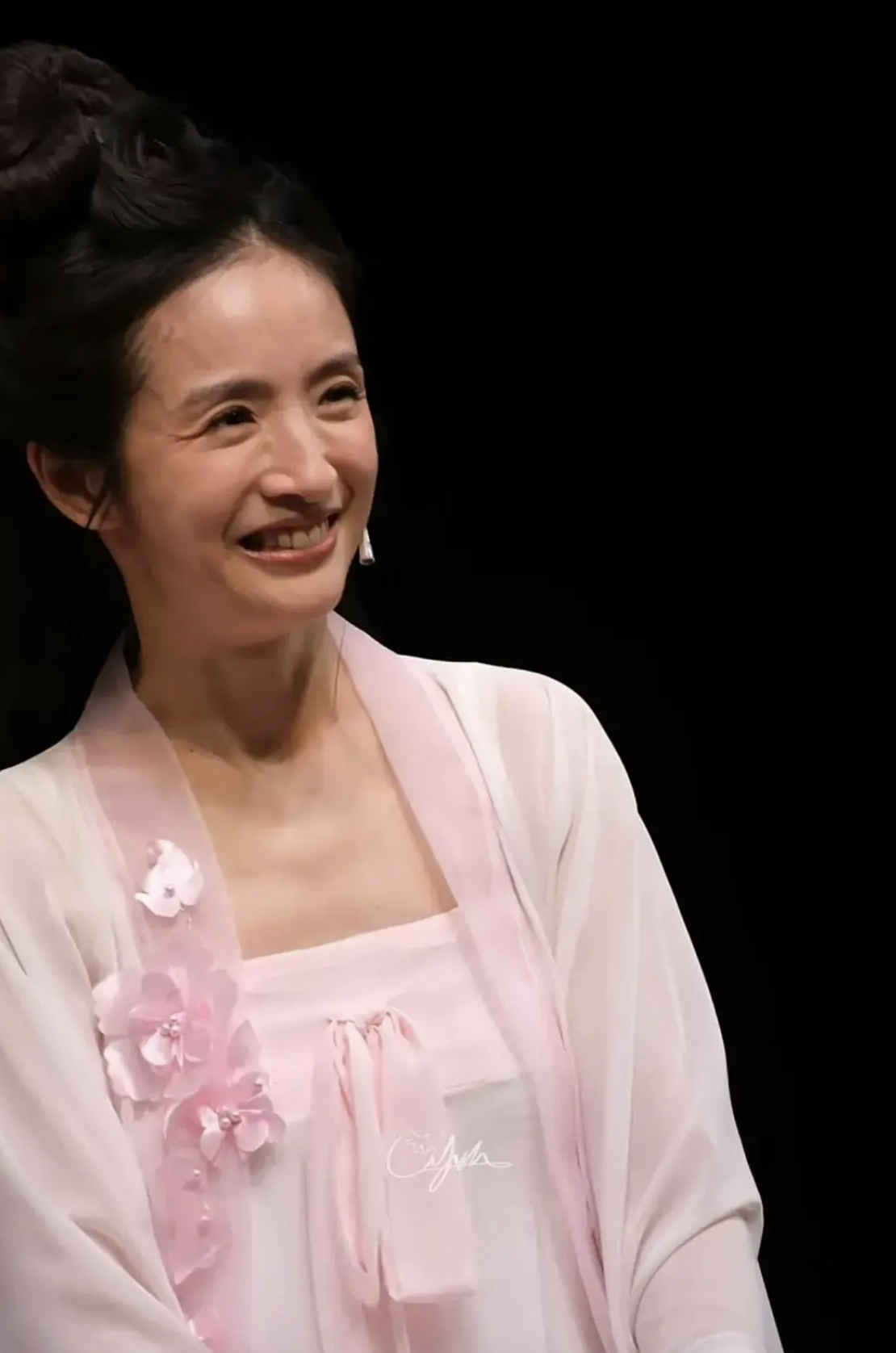 女神崩壞？林依晨最新亮相挨酸「斷崖式衰老」　43歲「皺紋爬滿臉＋肌肉下垂」網友全嚇壞