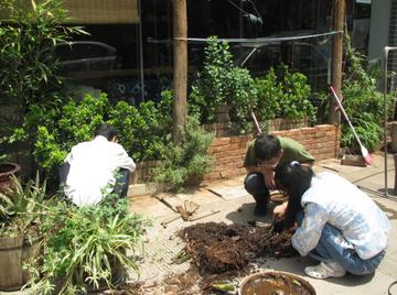 震驚社會！男子自家院子除草「驚見嬰兒小腿」　嚇壞報警「15歲國中女兒自首」：我埋的...