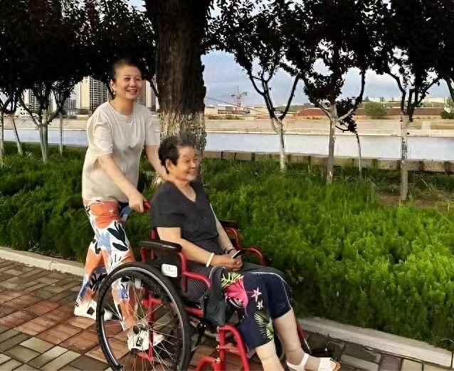 當年挺孕肚拿獎!59歲影后遭爆「丈夫出軌+繼子冷漠」 如今「推輪椅現身市場」網卻羨慕不已