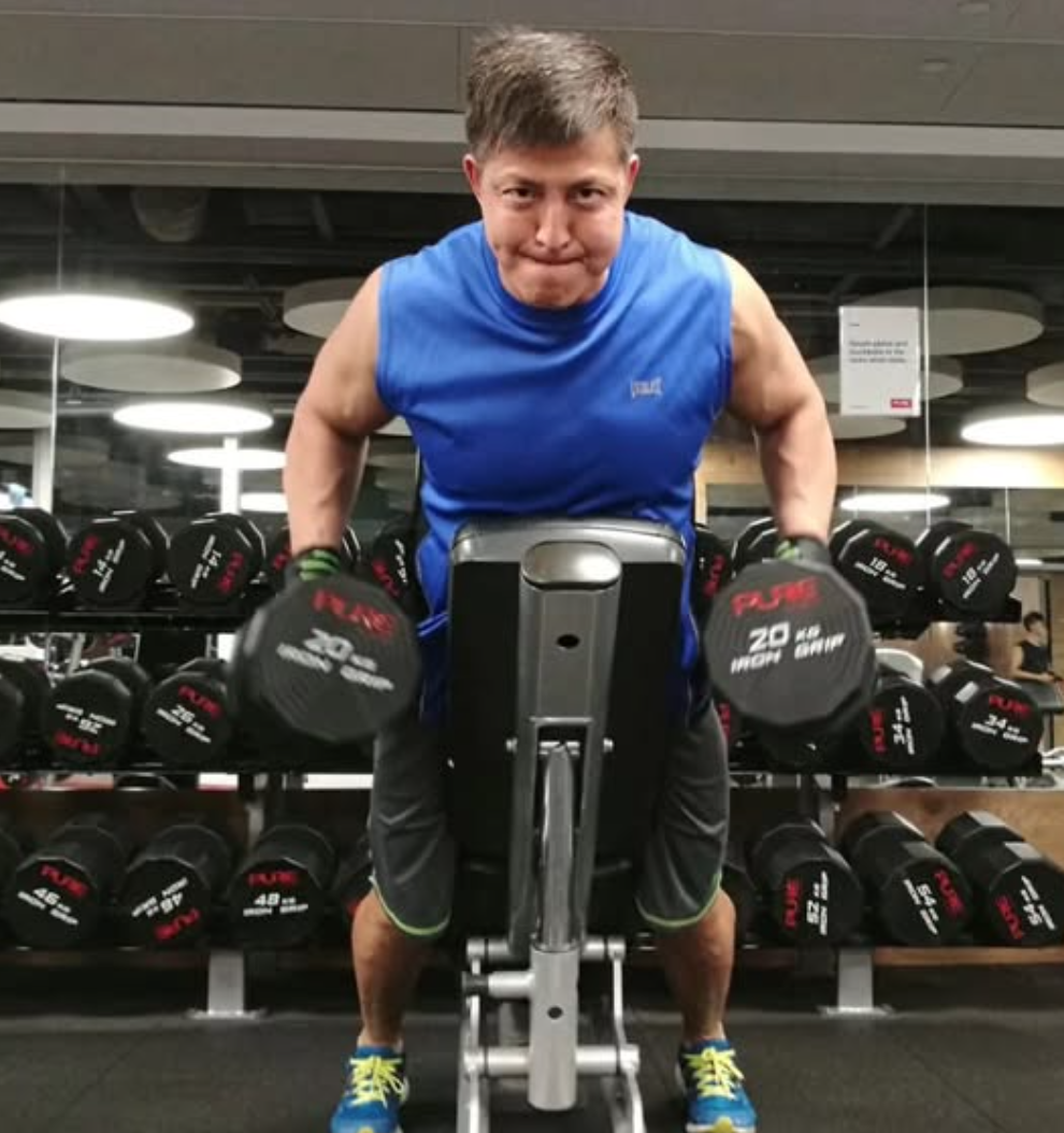 只撐2個月!58歲男星「認愛小21歲千金」慘破局 遭控癡漢「公開揮汗緊貼照」分手原因曝光