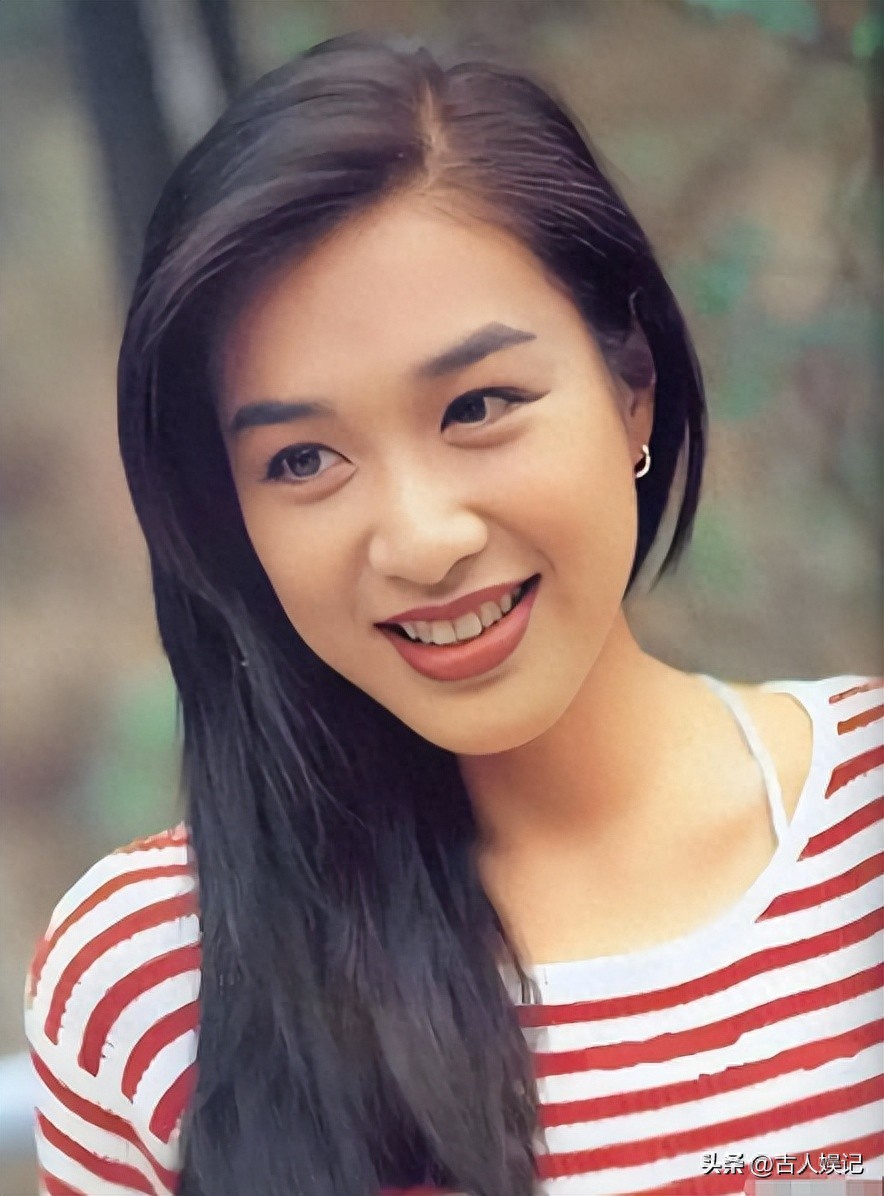 天后淪落賣肉?55歲資深女星「直播中肉色扭腰」 現場照流出「挨轟不得體」她火大回應了