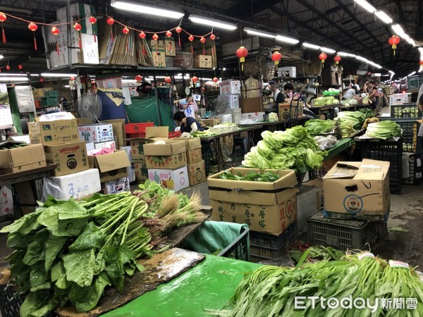 CP值超高!菜市場買衣服「1件39元、買10送1」好划算 她狂挑11件「結帳時卻傻住了」