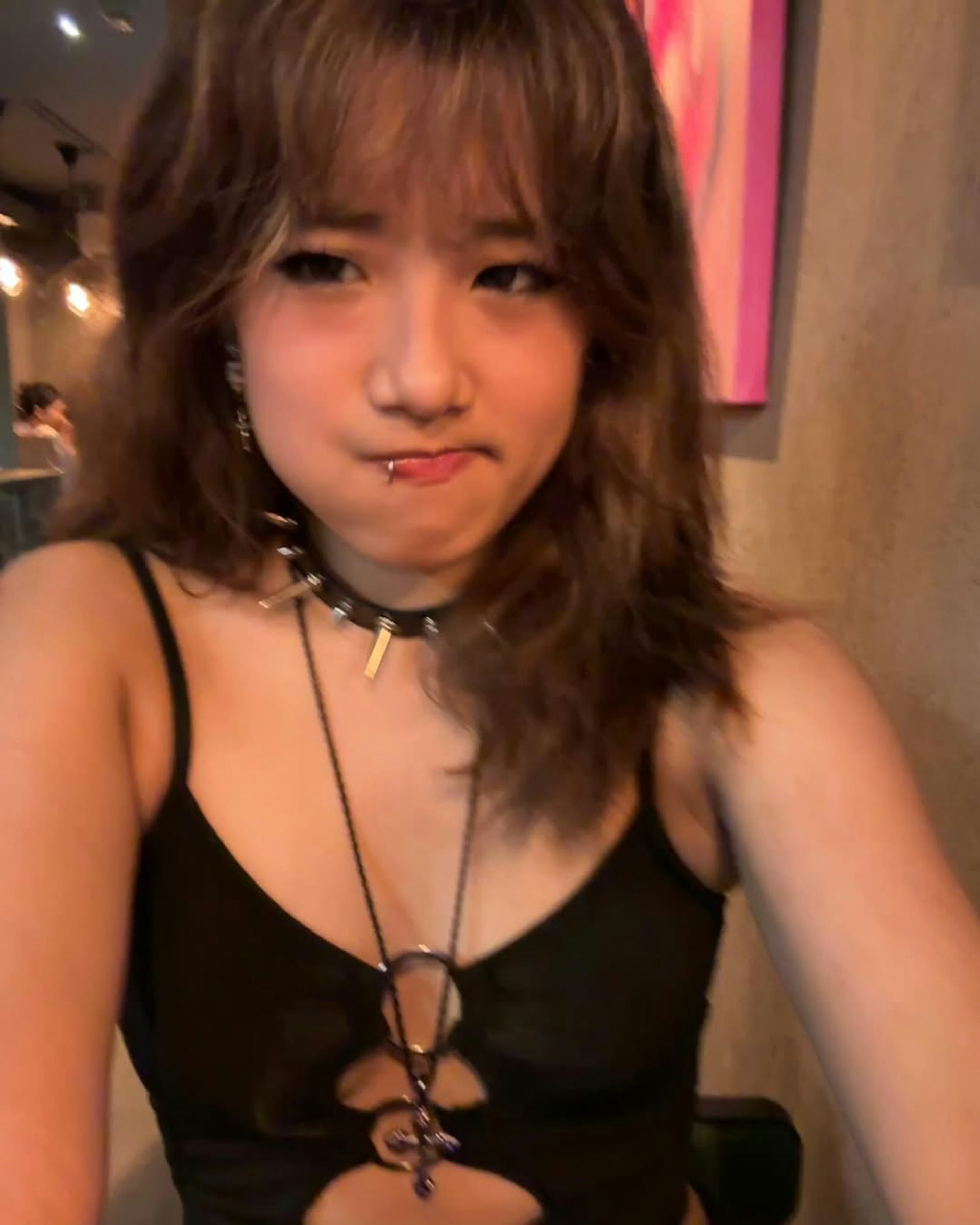 辣度再升級!梧桐妹滿20歲「放送比基尼辣照」 背後只有一條線「賈靜雯反應曝光」