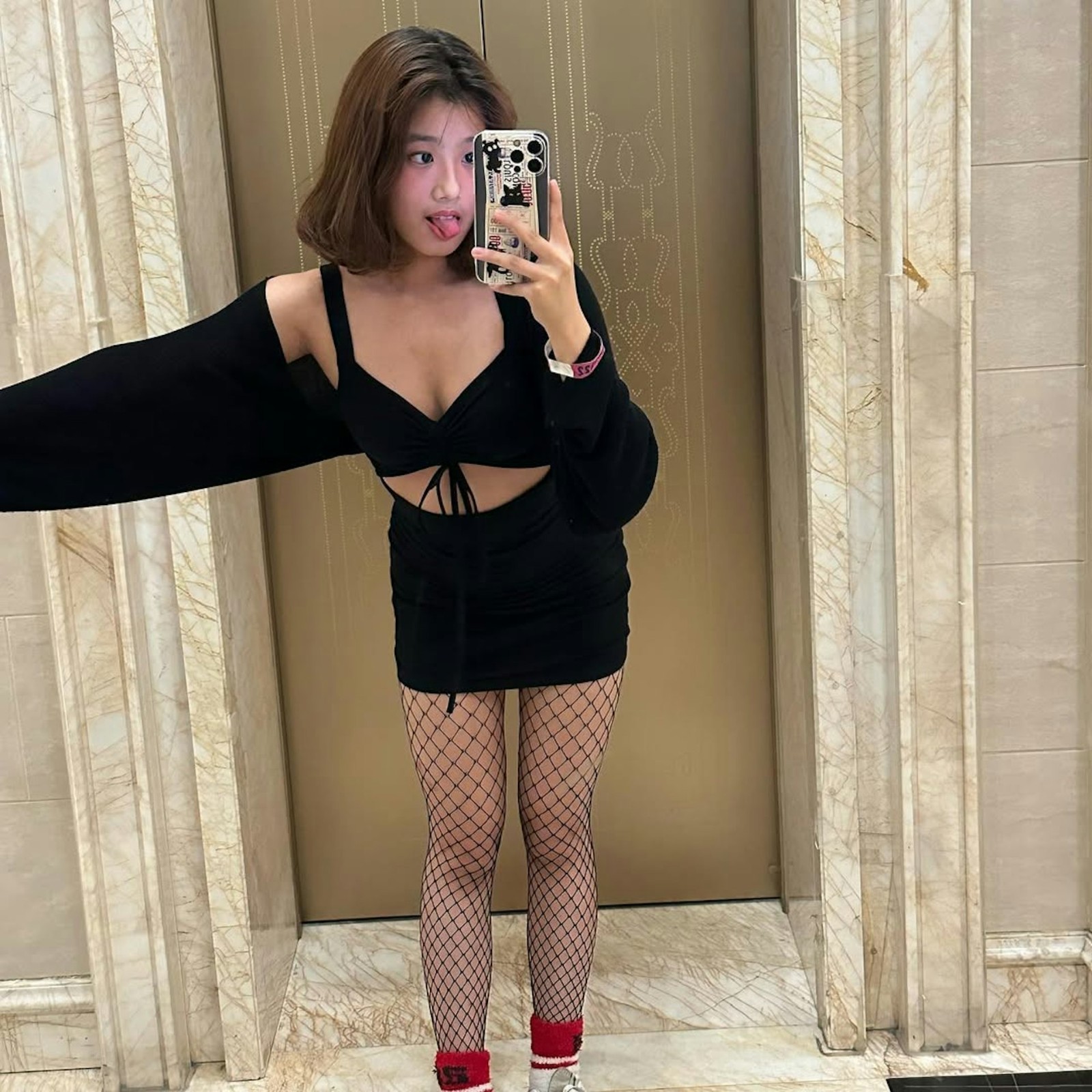 辣度再升級!梧桐妹滿20歲「放送比基尼辣照」 背後只有一條線「賈靜雯反應曝光」