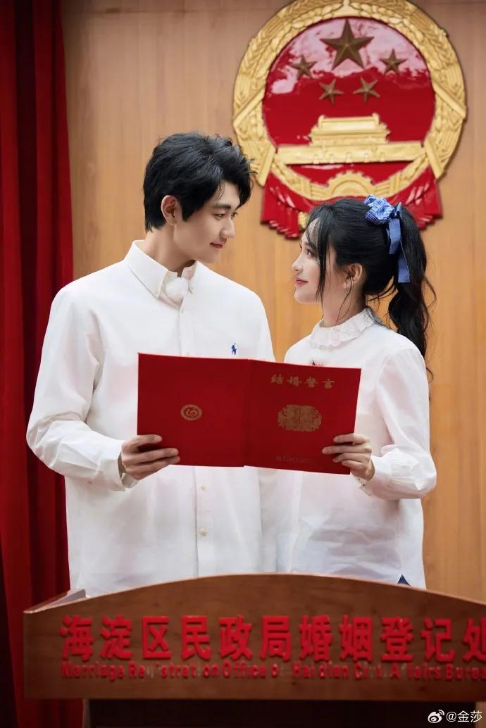 驚喜宣布結婚!43歲資深玉女「閃嫁小17歲鮮肉」 母子戀不被看好「婆媳互動全被拍」態度曝光了