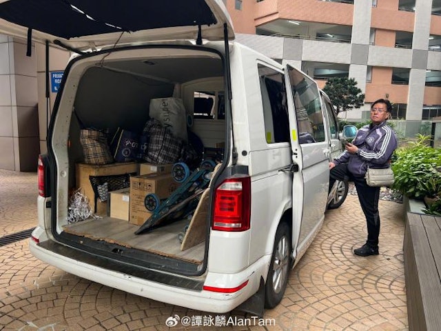 才取消演唱!75歲樂壇天王「暴瘦禿頭」身體出問題 近日現身「親自當送貨員」狀態竟神回春