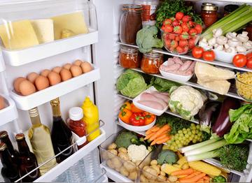 別再說有冰就不會壞!醫示警「5類食物」絕不能放隔夜 「藏致命毒素」一變質全家慘中毒