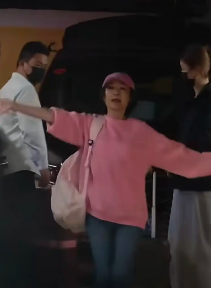 淡出25年突復出!81歲大咖天后「全身粉現身機場」 粉絲面前蹦跳「彷彿18歲少女」凍齡秘訣曝光