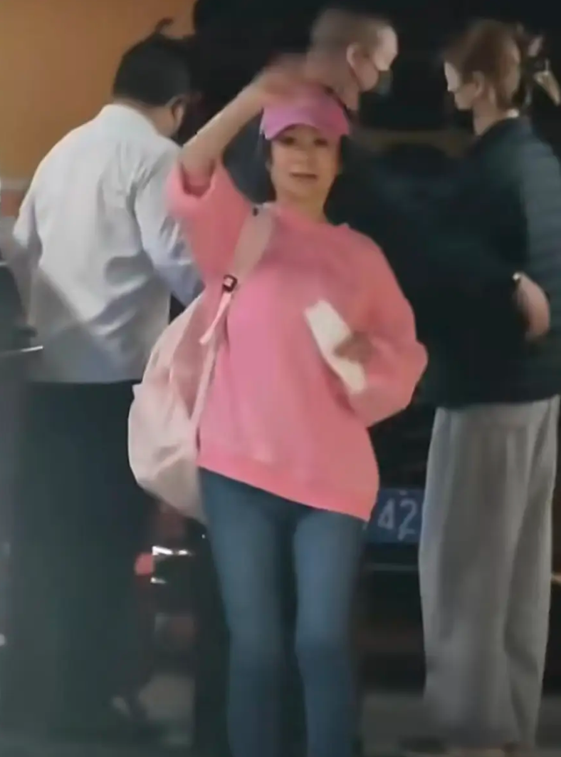 淡出25年突復出!81歲大咖天后「全身粉現身機場」 粉絲面前蹦跳「彷彿18歲少女」凍齡秘訣曝光