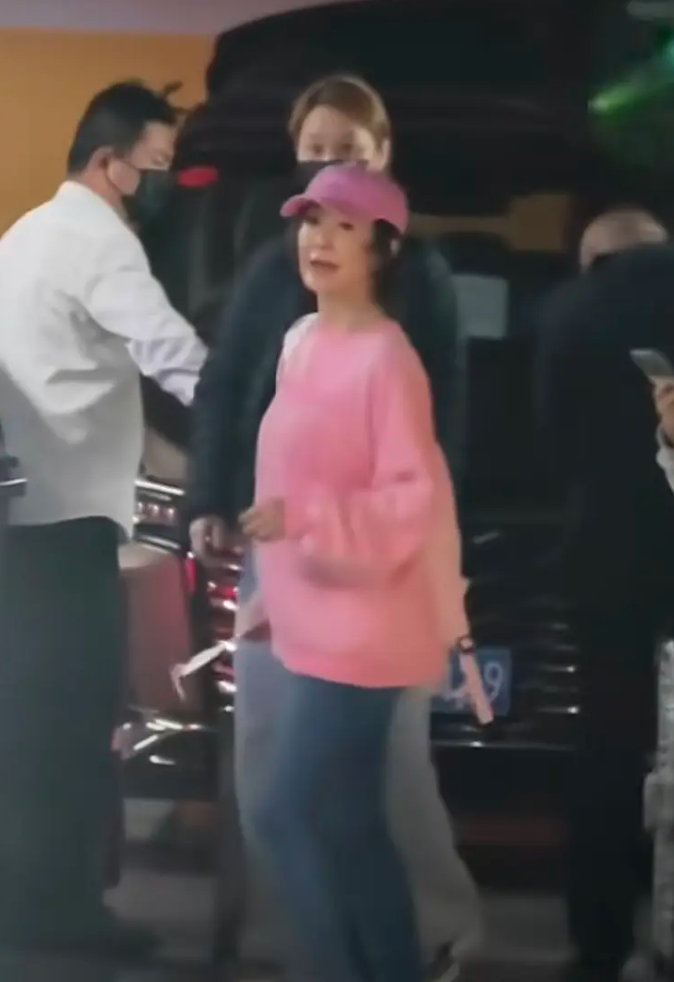 淡出25年突復出!81歲大咖天后「全身粉現身機場」 粉絲面前蹦跳「彷彿18歲少女」凍齡秘訣曝光